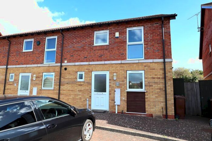 3 Bedroom Town House To Rent In Woburn Avenue, Lincoln, LN1