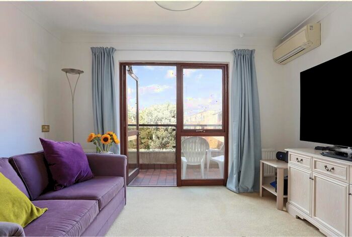 1 Bedroom Flat For Sale In Corner Finchley Road And West Heath Avenue, Greater London, NW11