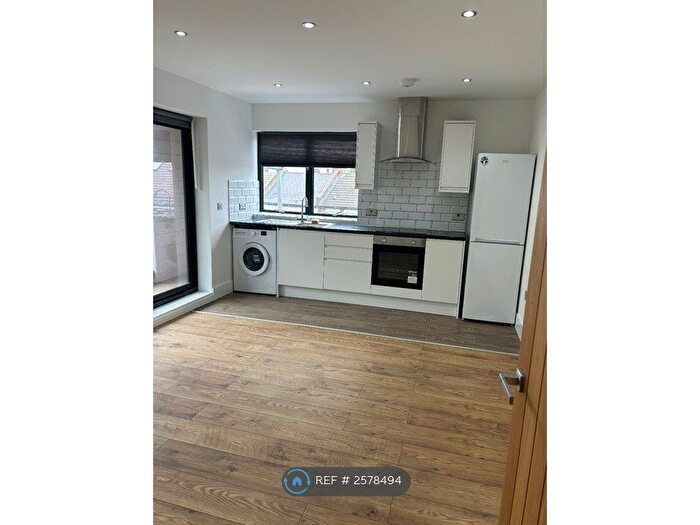 2 Bedroom Flat To Rent In St Andrews Road, London, E17