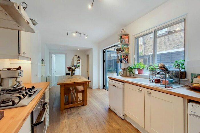 2 Bedroom Flat To Rent In Grosvenor Park, Oval, London, SE5