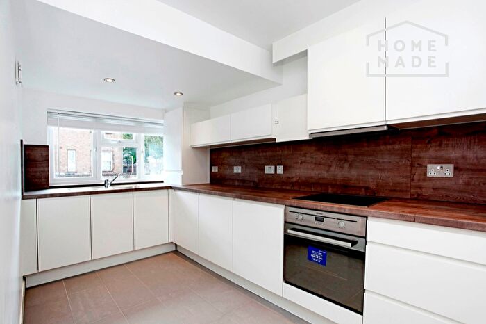 4 Bedroom Flat To Rent In Coopers Walk, E15