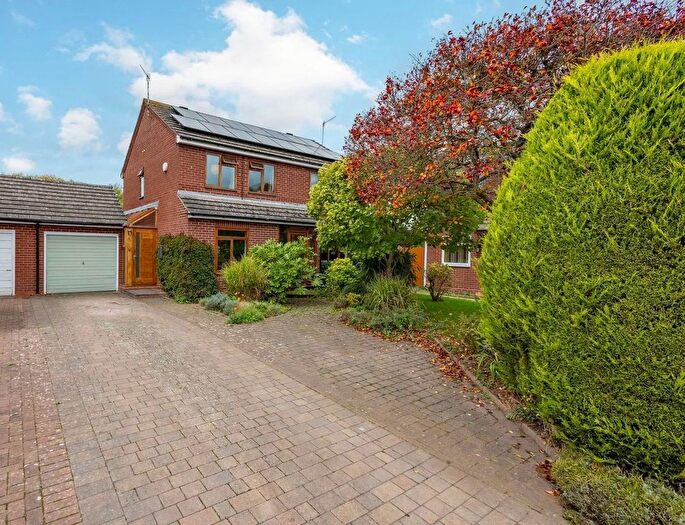 3 Bedroom Detached House For Sale In Mill Close, Broom, B50