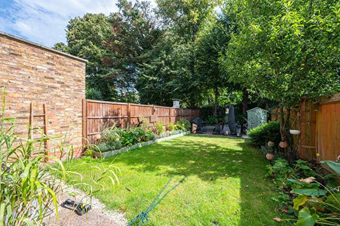 1 Bedroom Flat To Rent In Oakhurst Grove, East Dulwich, London, SE22