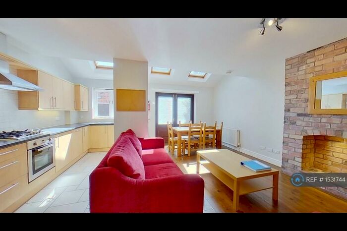 4 Bedroom Detached House To Rent In Ednaston Road, Nottingham, NG7