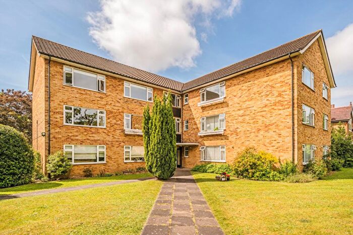 2 Bedroom Flat To Rent In Broad Lane, Hampton, TW12