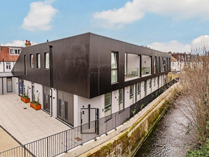 2 Bedroom Apartment For Sale In Priests Bridge, London, SW14