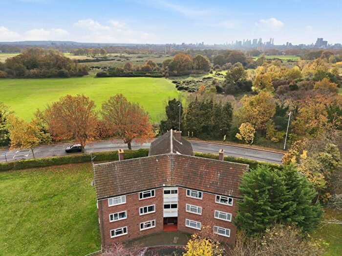 2 Bedroom Flat For Sale In Brading Crescent, Wanstead, E11