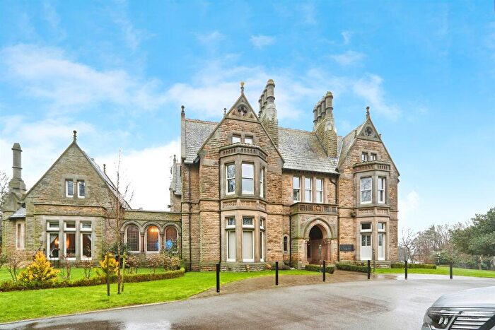 3 Bedroom Apartment For Sale In Spenfield Court, Leeds, LS16