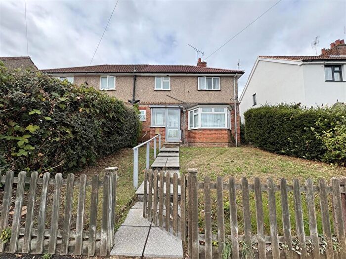 3 Bedroom Semi Detached House To Rent In Lyndhurst Road, Tilehurst, Reading, RG30