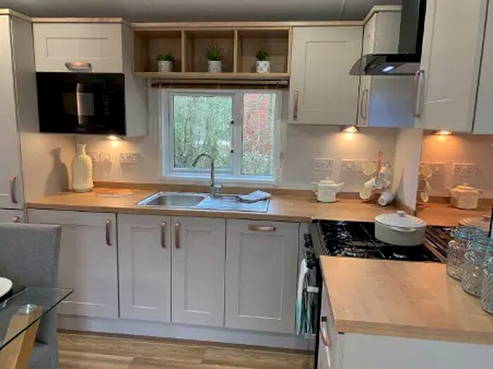 3 Bedroom Mobile/park Home For Sale In Brokerswood, Westbury, BA13