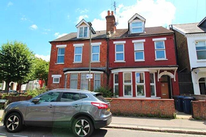 Flat To Rent In Yew Grove, Cricklewood, NW2