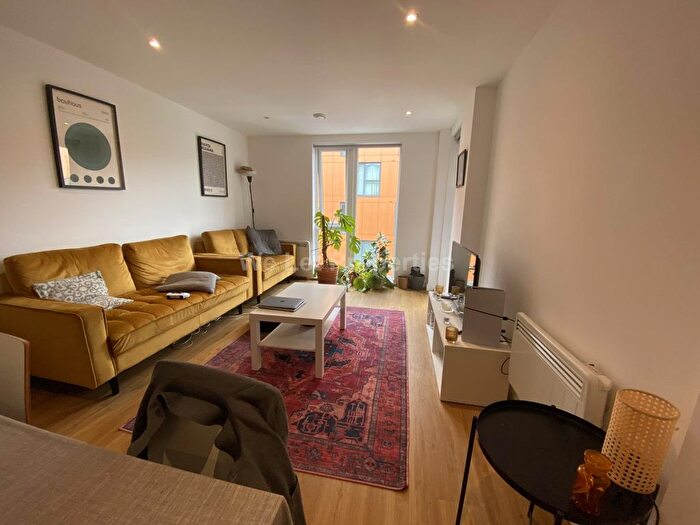 3 Bedroom Flat To Rent In The Plaza, Every Street, M4