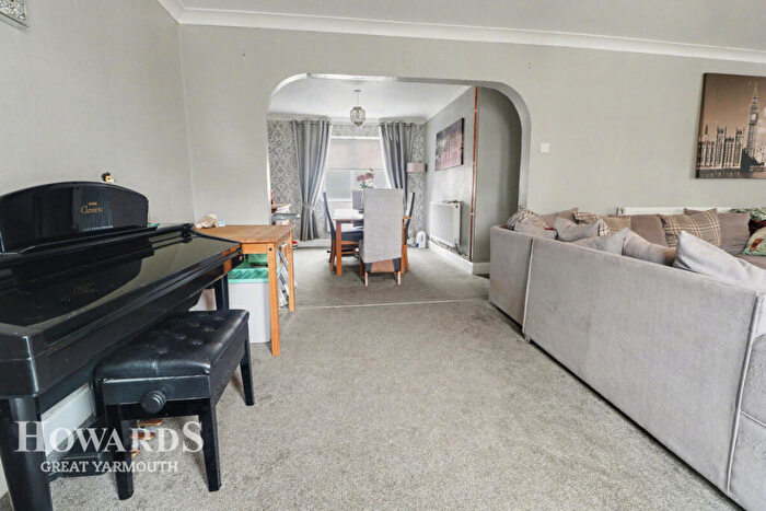 5 Bedroom Semi-Detached House For Sale In Spruce Avenue, Ormesby, NR29