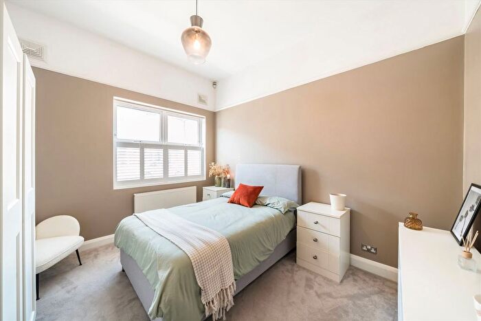 2 Bedroom Flat For Sale In Grenfell Road, Tooting, CR4