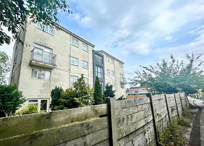 2 Bedroom Flat To Rent In Berkshire Close, Macclesfield, SK10