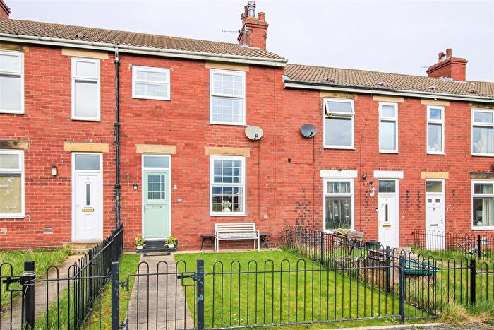 2 Bedroom Terraced House For Sale In South View, Crigglestone, Wakefield, WF4