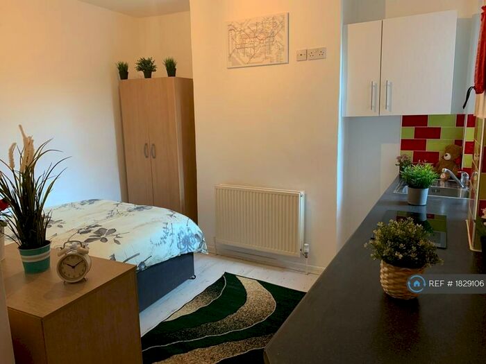 Studio To Rent In Eade Road, London, N4