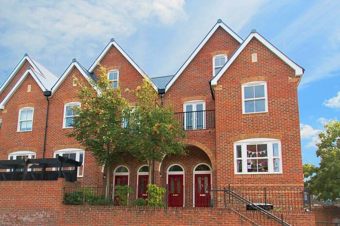 2 Bedroom Flat To Rent In Stuart Road, High Wycombe, Buckinghamshire HP13