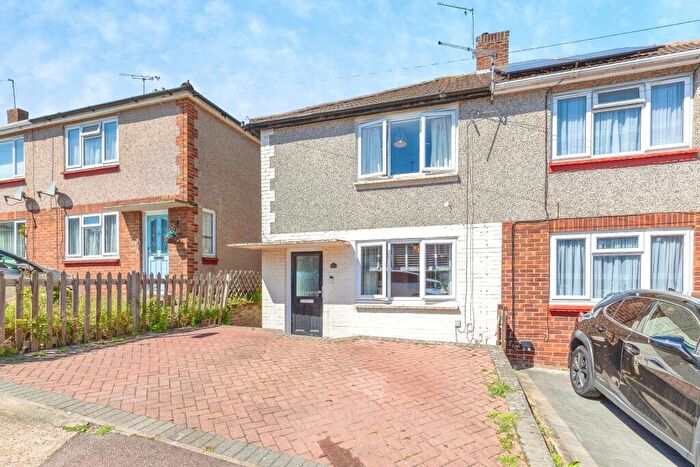 3 Bedroom Semi-Detached House For Sale In Settington Avenue, Chatham, ME5