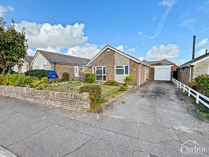3 Bedroom Bungalow For Sale In Montrose Drive, Bournemouth, BH10