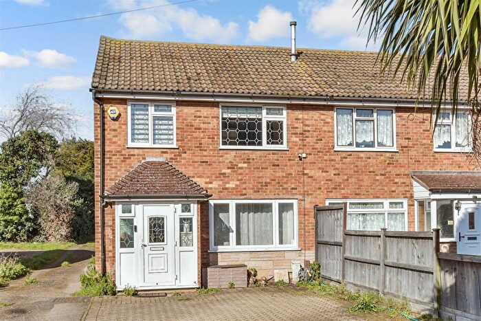 3 Bedroom End Of Terrace House For Sale In North Street, Sittingbourne, Kent, ME10