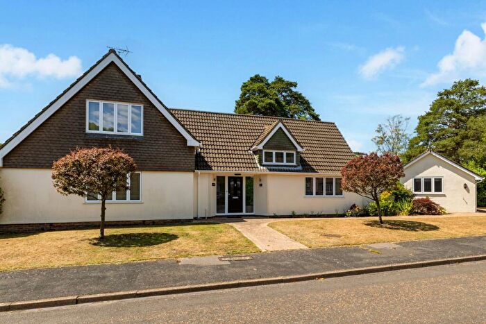4 Bedroom Detached House For Sale In Applelands Close, Wrecclesham, Farnham, Surrey, GU10