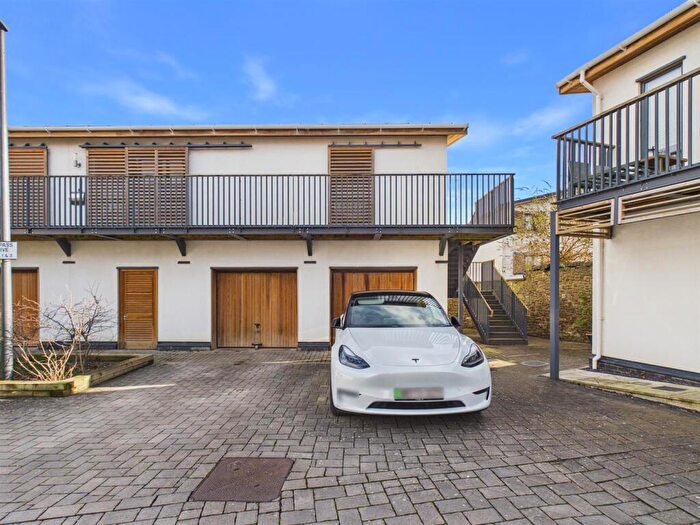 1 Bedroom Coach House For Sale In Malpass Drive, Hanham, Bristol, BS15