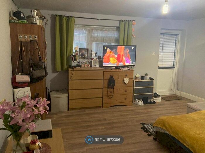 Studio To Rent In Beavers Lane, Hounslow, TW4