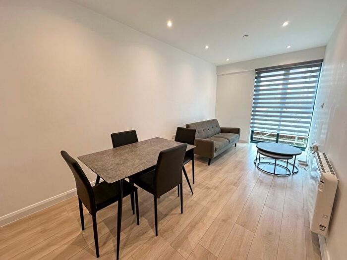 2 Bedroom Flat To Rent In Bath Road, Slough, SL1