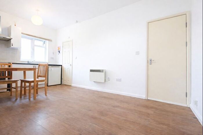 Studio To Rent In High Road, London, N12