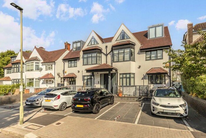 2 Bedroom Flat To Rent In Middleton Road, London, NW11