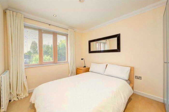 2 Bedroom Flat For Sale In Coombe Road, New Malden, KT3