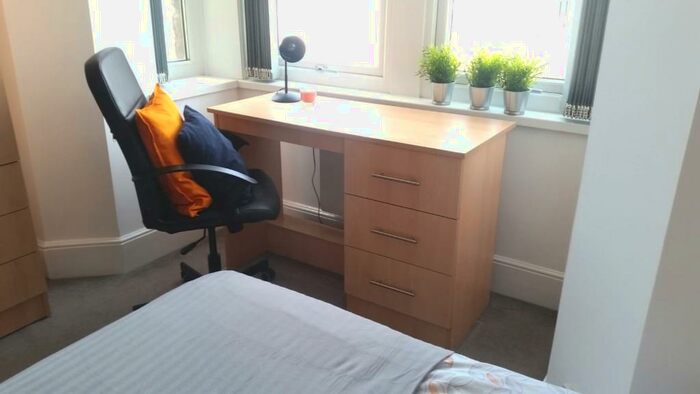 Studio To Rent In Somerset Road, Huddersfield, West Yorkshire, HD5