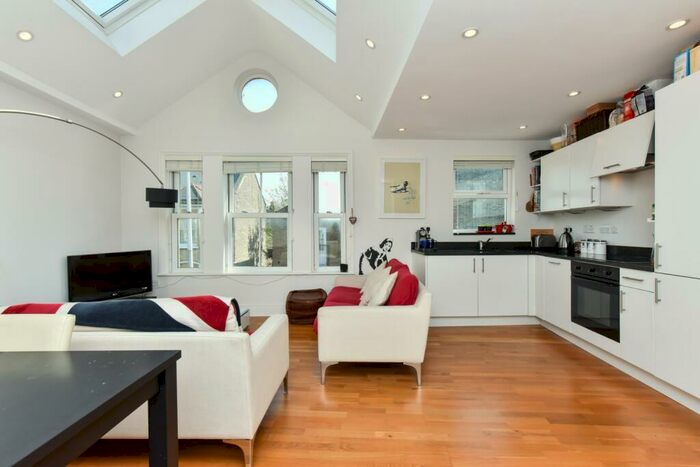 1 Bedroom Flat To Rent In St Johns Hill, Battersea, SW11