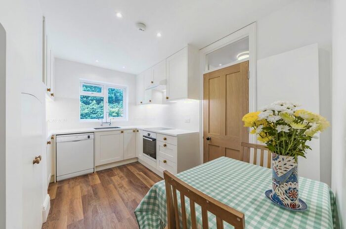 2 Bedroom Flat To Rent In Deacon Road, London, NW2