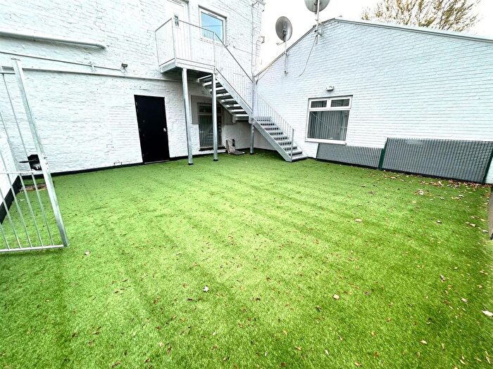 3 Bedroom Flat To Rent In Berry Brow, Manchester, M40