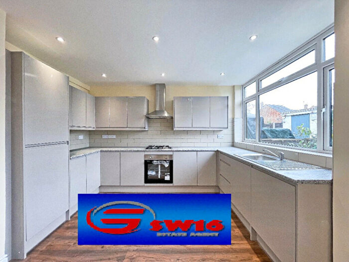4 Bedroom Terraced House To Rent In Ballantyne Road, Farnborough, Hampshire, GU14