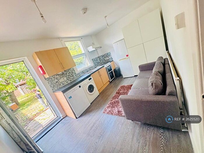 3 Bedroom Terraced House To Rent In Bedford Road, Reading, RG1