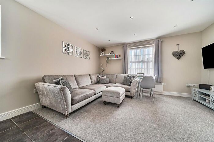 1 Bedroom Flat For Sale In Knowle Avenue, Knowle, Hampshire, PO17