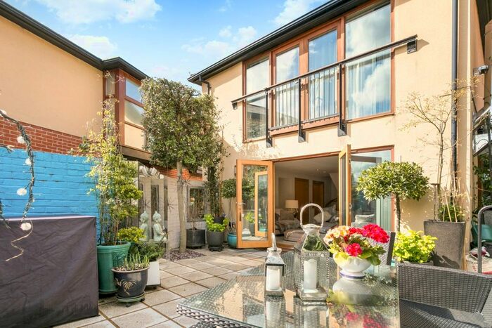 3 Bedroom Mews House To Rent In Queen Street, Henley-On-Thames, RG9