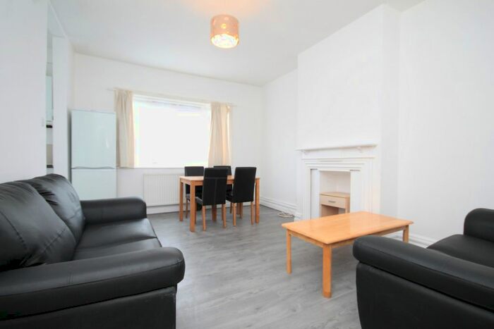 3 Bedroom Flat To Rent In The Drive, Golders Green, NW11