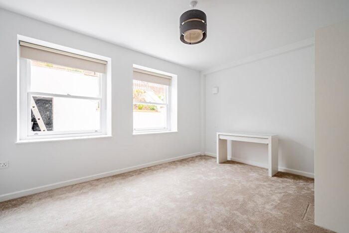 2 Bedroom Flat To Rent In Compayne Gardens, London, NW6