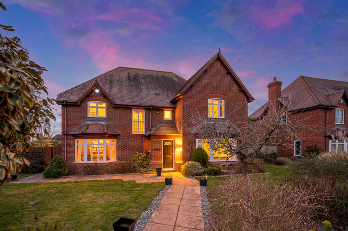 5 Bedroom Detached House For Sale In Willington Road, Bedford, MK44
