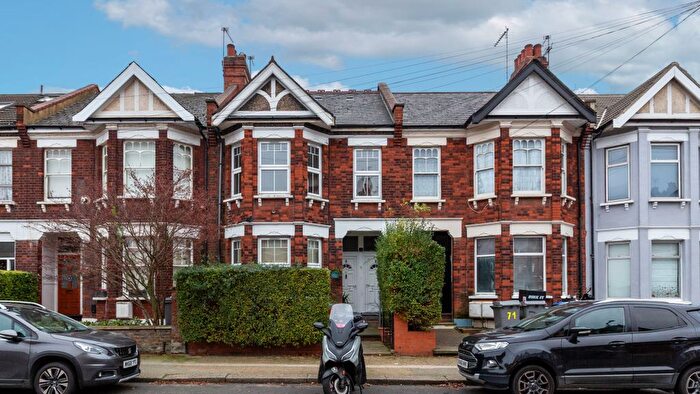 2 Bedroom Flat For Sale In Temple Road, London, NW2