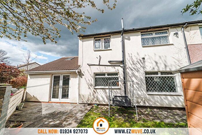 3 Bedroom Semi-detached House For Sale In Springfield Avenue, Batley, WF17