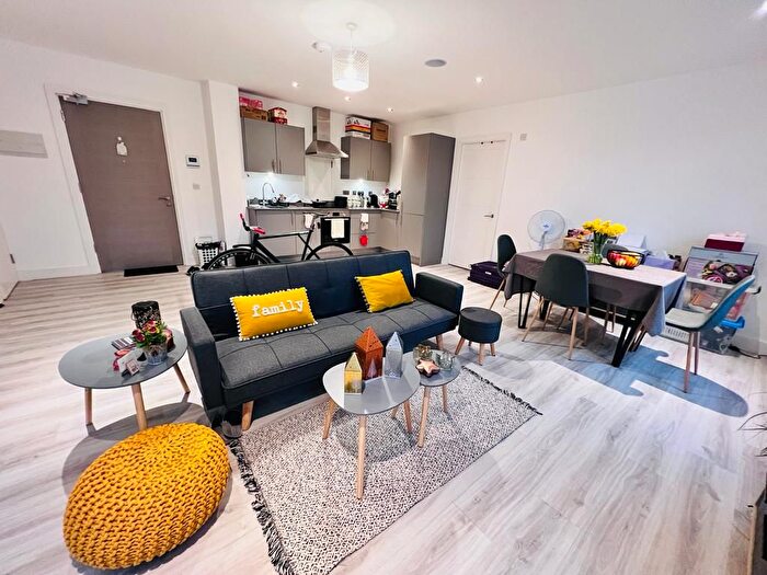 2 Bedroom Flat To Rent In One Park Avenue, Sale, Manchester, M33