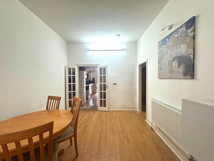 3 Bedroom Flat To Rent In Lea Bridge Road, Leyton, E10