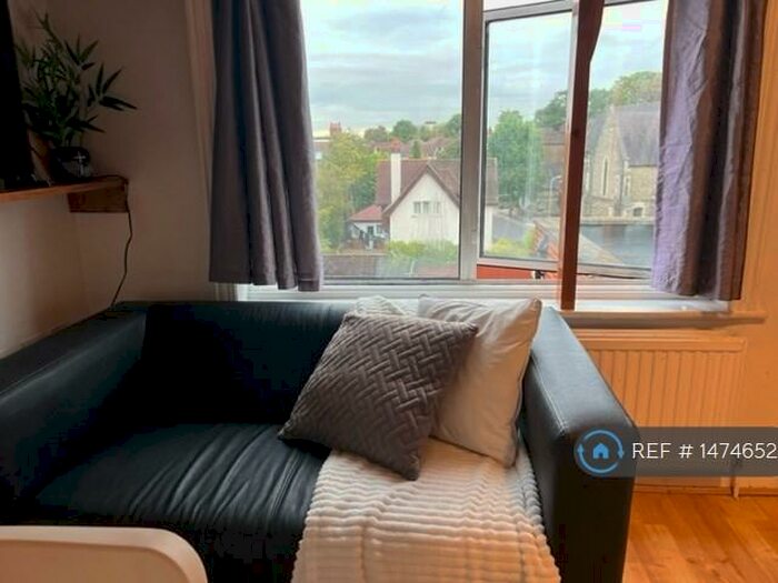 Studio To Rent In Burroughs Parade, London, NW4