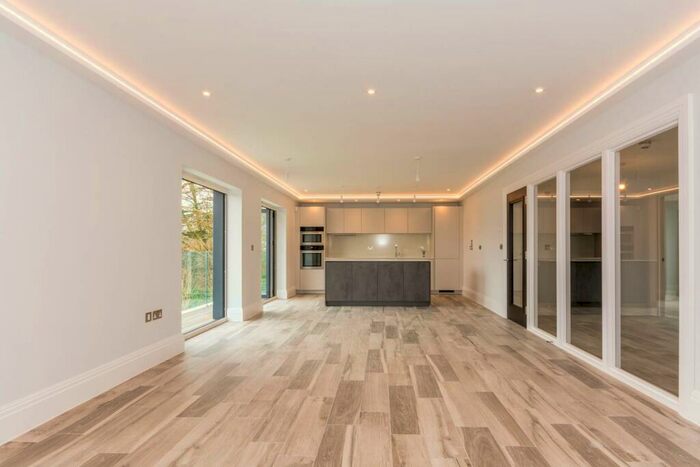 2 Bedroom Flat To Rent In Northdown Lane, Guildford, GU1