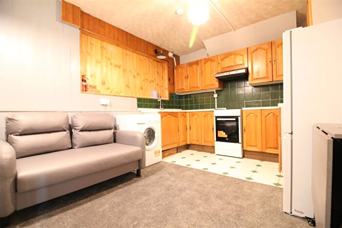 1 Bedroom Flat To Rent In Wesley Avenue, Hounslow, TW3
